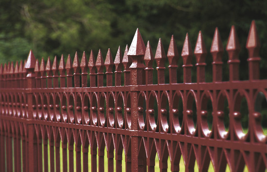 Эмаль цвета бордо на заборе